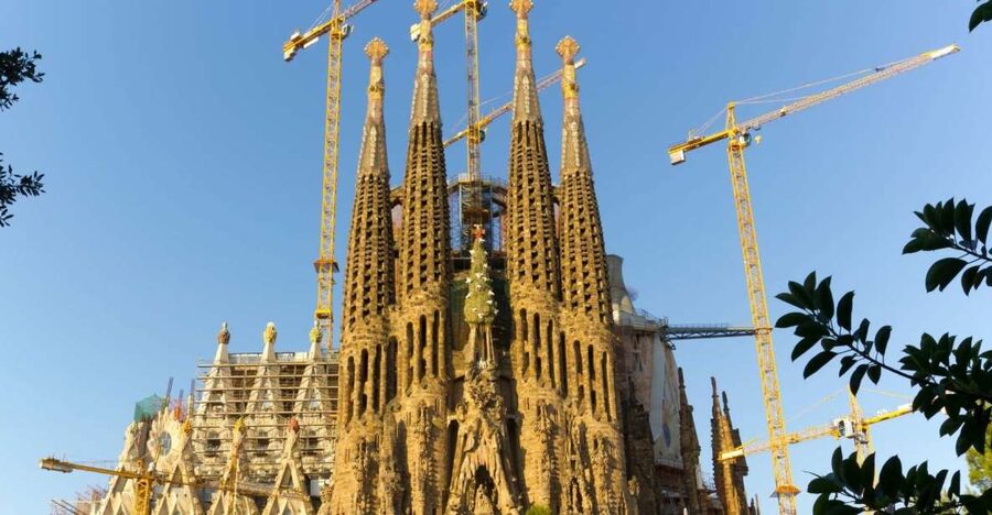 Barcelona: Guided Sagrada Familia Tour & Skip-The-Line Entry - Accessibility and language, plus who this tour suits best