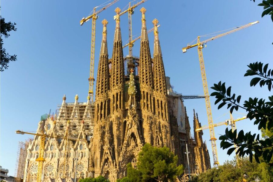 Barcelona: Guided Sagrada Familia Tour & Skip-The-Line Entry - Skip-the-line entry and what the guide actually helps you see
