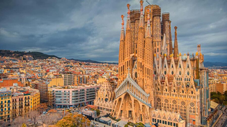 Barcelona: Guided tour of the Sagrada Familia - Symbol hunting: turtles, the ceiling message, and the 33 grid