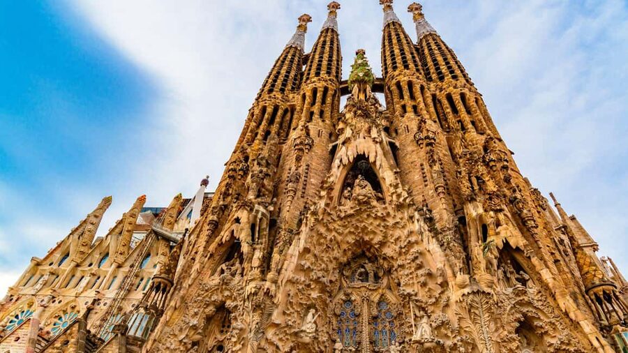 Barcelona: Guided tour of the Sagrada Familia - Passion Façade storytelling, and the Pontius Pilate controversy detail