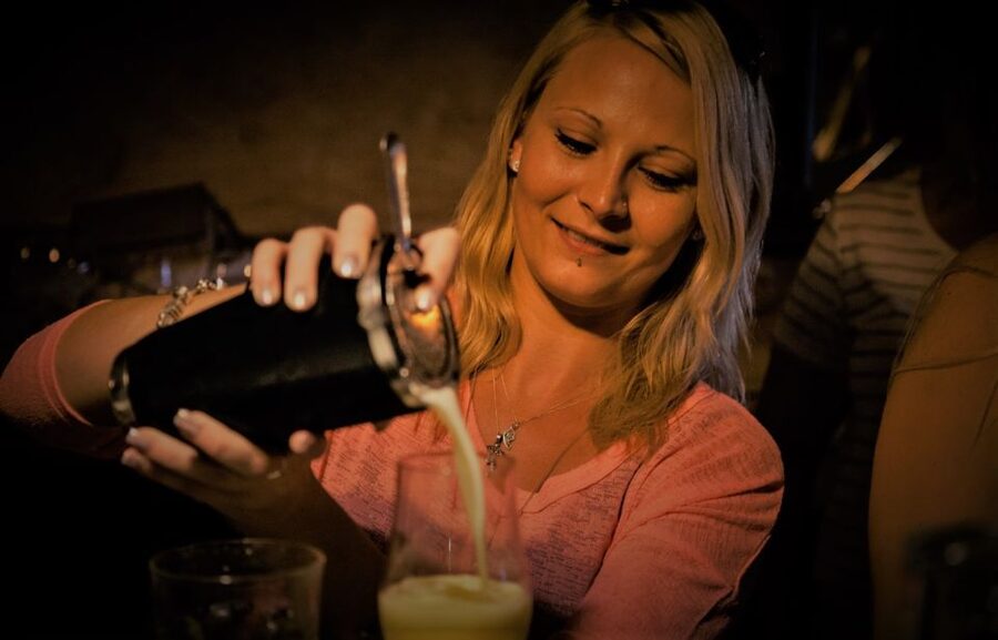 Barcelona: Hen Party Cocktail Class - Barcelona Hen Party Cocktail Class at a Central Bar