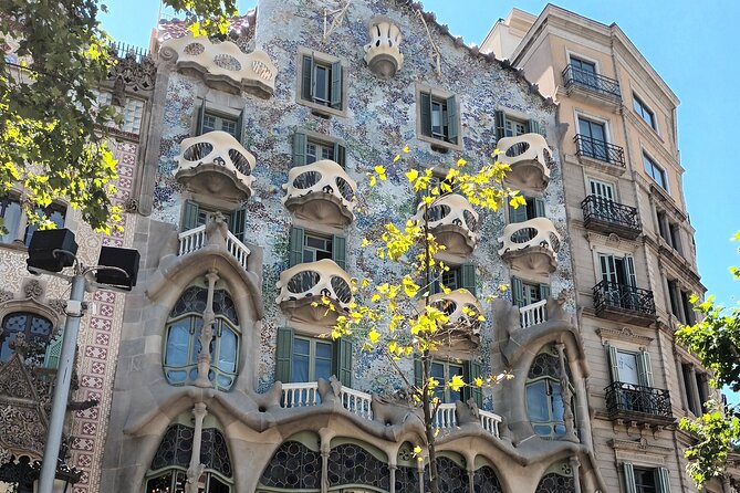 Barcelona Highlights Bike Tour - El Cap de Barcelona: Roy Lichtenstein style, built for the Olympics