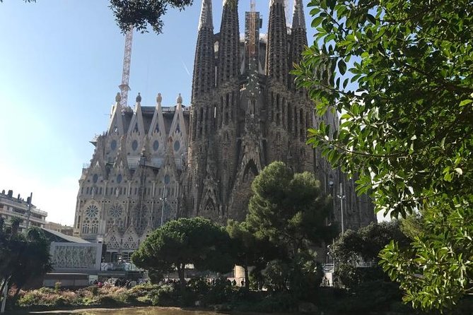 Barcelona: Highlights of Sagrada Familia Max 6 People Guided Tour - Small-group of 6: the comfort factor you will notice