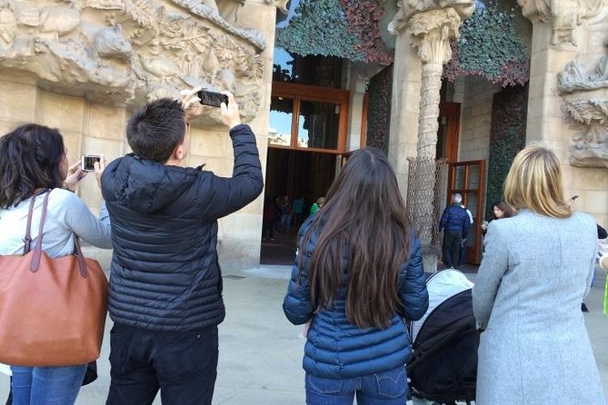 Barcelona: Highlights of Sagrada Familia Max 6 People Guided Tour - Duration and pacing: 2 hours that do not drag