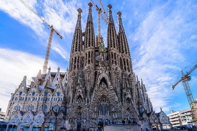 Barcelona Highlights Private Guided Tour - The Ramblas to Monument to Columbus photo moment