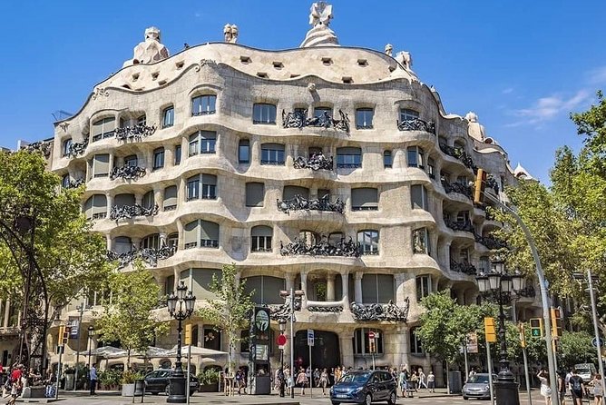 Barcelona Highlights Private Guided Tour - Stop 3: Casa Batlló, quick photos and a fast taste