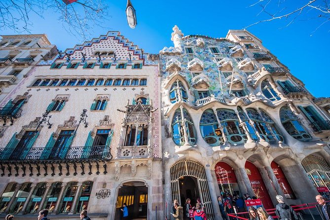 Barcelona Highlights Private Tour with Driver and Official Guide - Passeig de Gràcia: modernism on display, shopping energy included