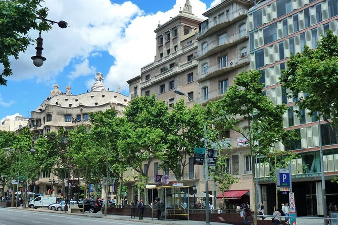 Barcelona Highlights Private Tour with Driver and Official Guide - Las Ramblas: start where Barcelona’s energy shows up fast