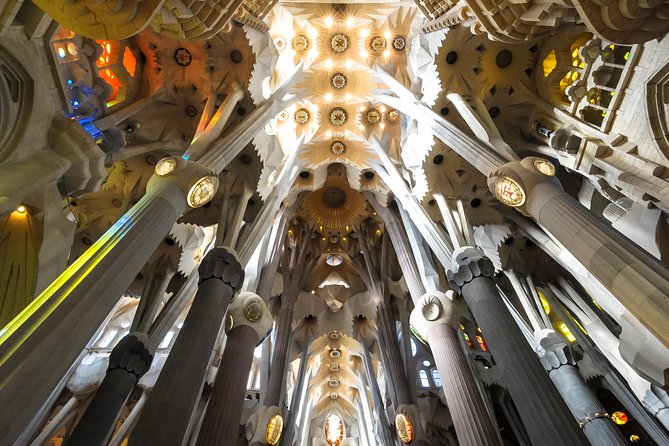 Barcelona Highlights & Sagrada Familia Tour: Priority Access - Meeting point, group size, and how the day is paced