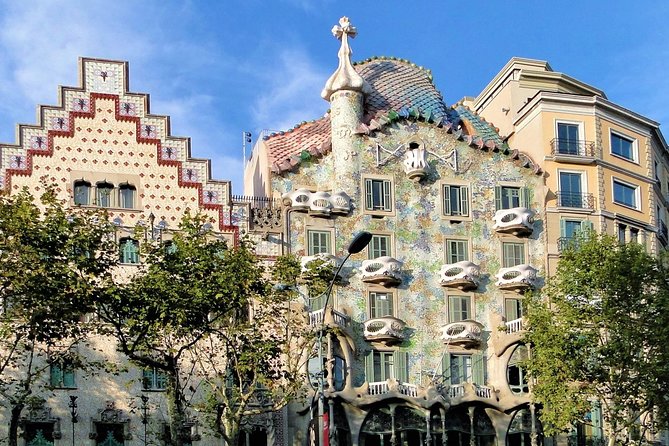 Barcelona Highlights Small Group Tour with Hotel Pick Up - Ciutat Vella and the Gothic Quarter: the walking part that gives meaning