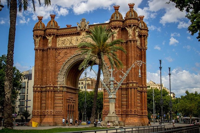 Barcelona Highlights Small Group Tour with Hotel Pick Up - Barcelona Cathedral and Plaça Sant Felip Neri: big stone, quiet corners