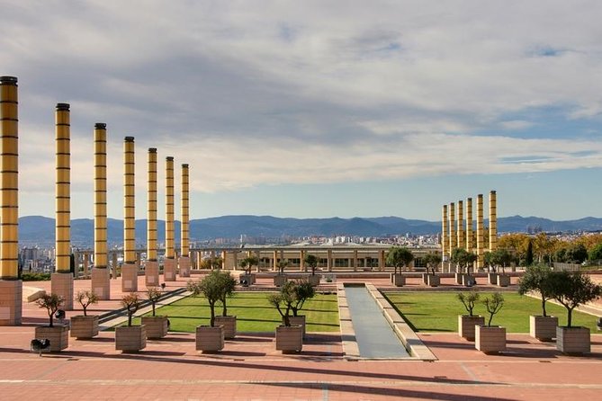 Barcelona Highlights Tour and Montserrat Monastery with Hotel Pick-up - Gaudí morning: Sagrada Familia exterior, plus Passeig de Gràcia