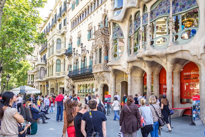 Barcelona Highlights Tour and Montserrat Monastery with Hotel Pick-up - Montjuïc Hill highlights: quick views that set the tone