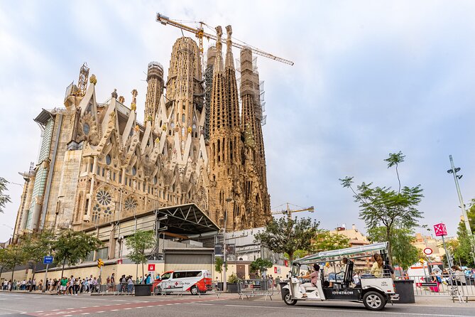 Barcelona Historical Tour with Local Guide in Eco Tuk Tuk Private - Sagrada Familia photo stop, Gaudí’s unfinished masterpiece, and your best plan