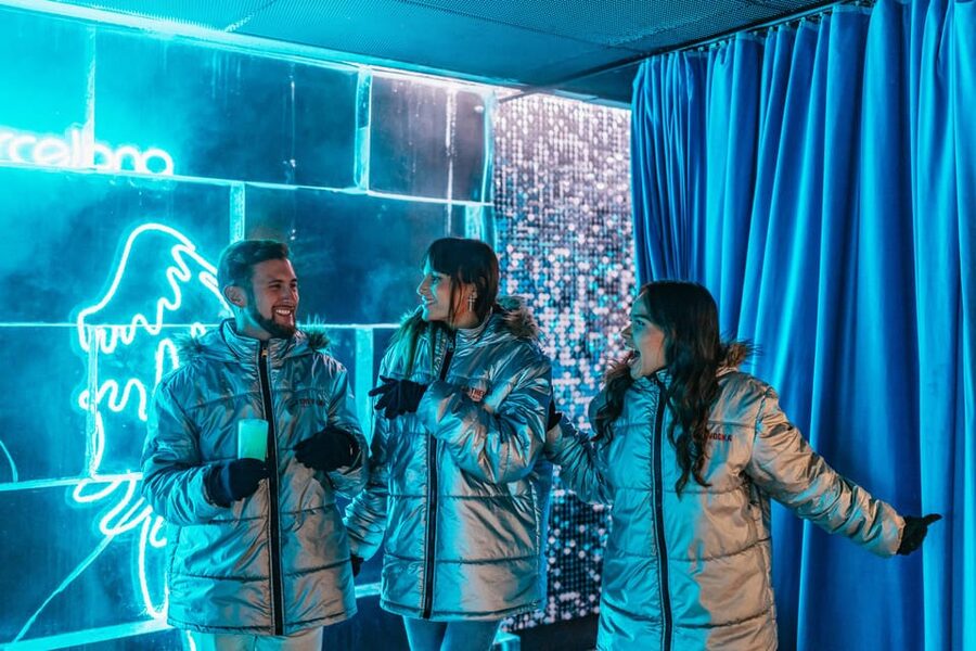 Barcelona: Icebar experience, located at the beach !! - Music, dancing, and the people who make the night smoother