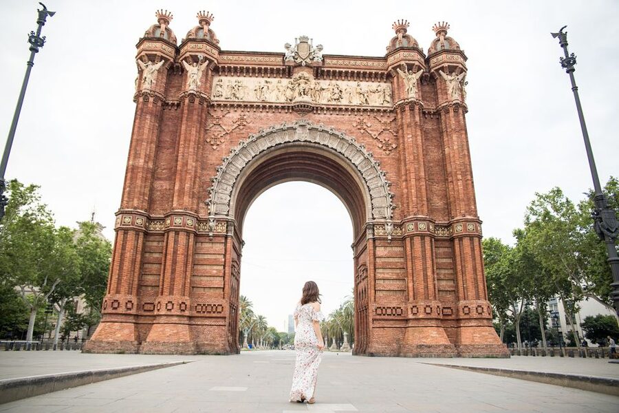 Barcelona: Instagram Tour of the Most Scenic Spots - Sagrada Familia Stop vs Full Option: How Time Changes