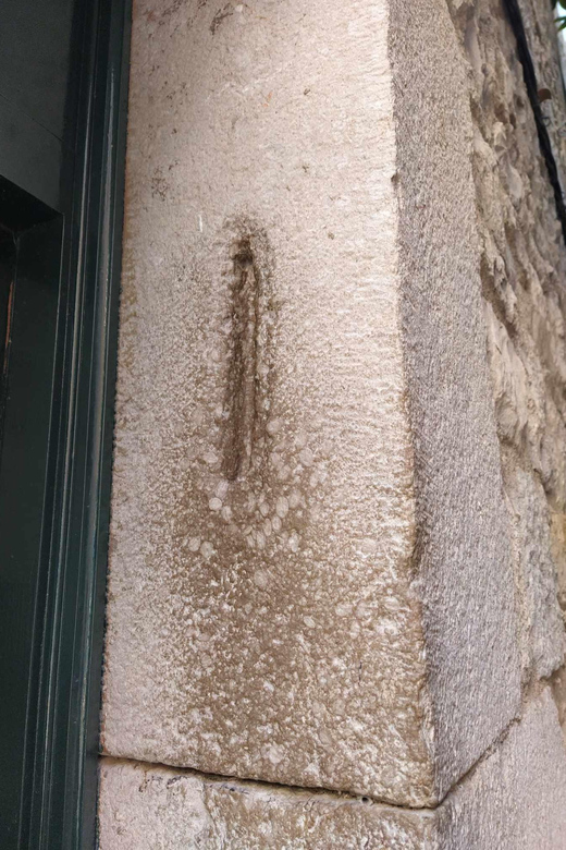 Barcelona: Jewish Tour by a Jewish guide - City Hall, a Roman temple, and Hebrew inscriptions that pop up where you least expect