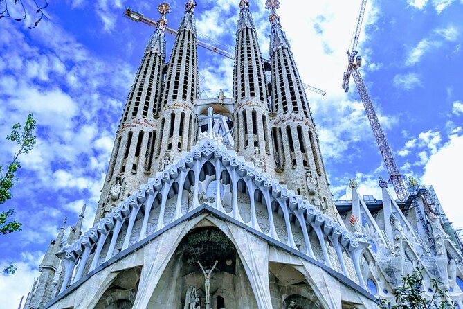 Barcelona La Sagrada Familia Guided Tour with Tickets - Dress code and access rules that can stop you at the door