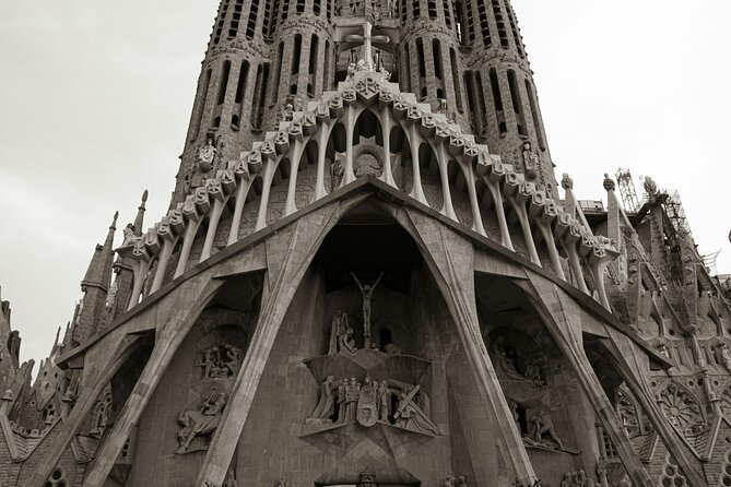 Barcelona La Sagrada Familia Guided Tour with Tickets - The guide effect: why live commentary is worth paying for