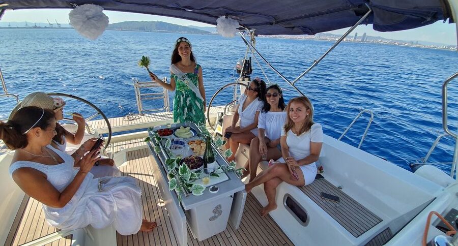 Barcelona: Luxury Private Sunset Yacht Cruise - Price and value: when $412 per group makes sense