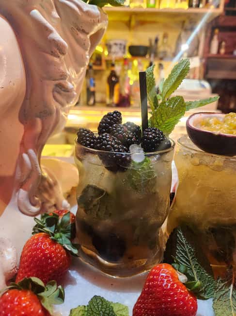 Barcelona: Mojito Tasting Experience & Tapas with Mixologist - Bar Milans Gòtic, and why this setting matters