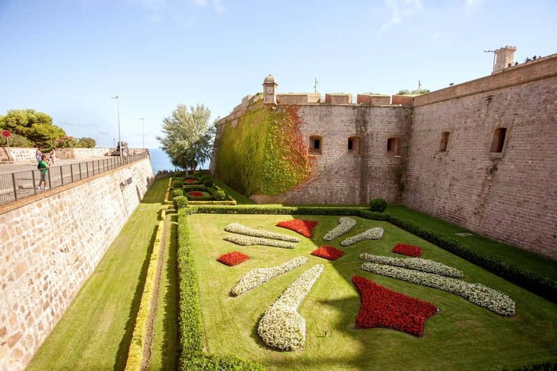 Barcelona: Montjuïc Cable Car Roundtrip Ticket - Miramar Station: The Middle Stop for the Best In-Between Photos