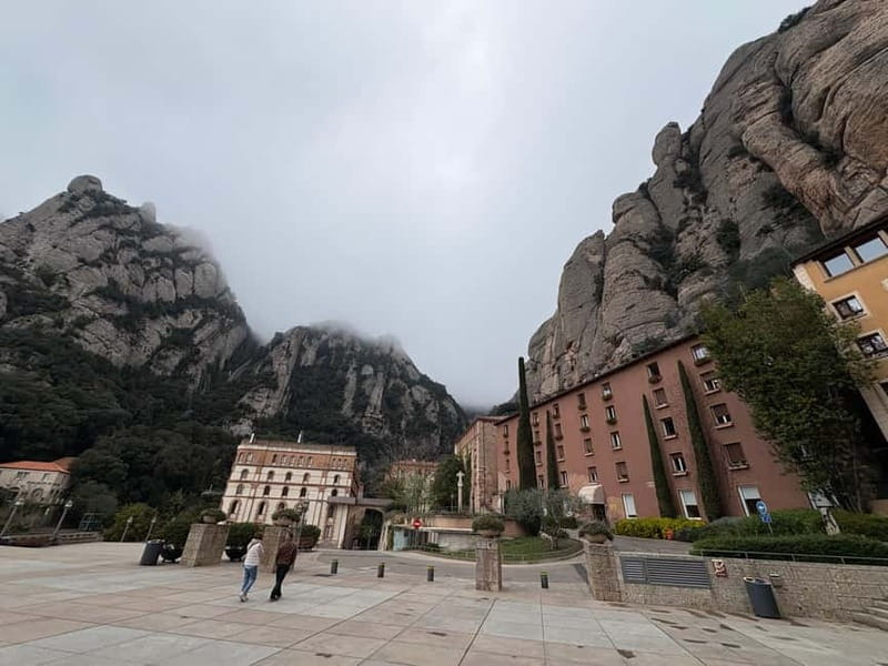 Barcelona: Montserrat afternoon tour, easy hike & boys choir - Group size and guide pacing: make it work for you