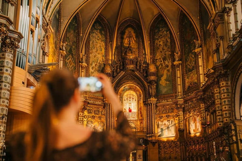 Barcelona: Montserrat Monastery and Natural Park Day Trip - The coca de Montserrat moment: a simple, local finish