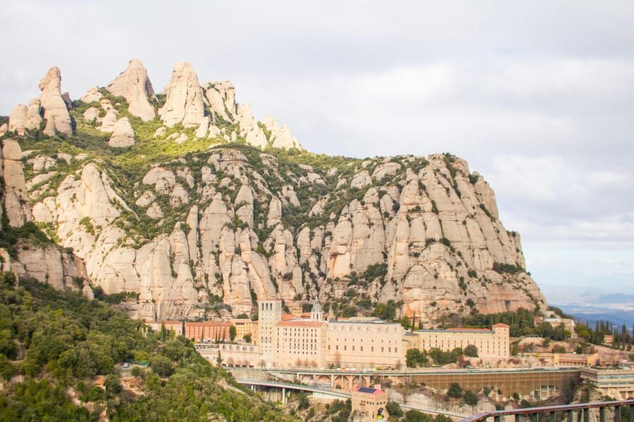 Barcelona: Montserrat, Winery Tour & Lunch with Wine Tasting - Morning pickup: getting started without stress from Barcelona center