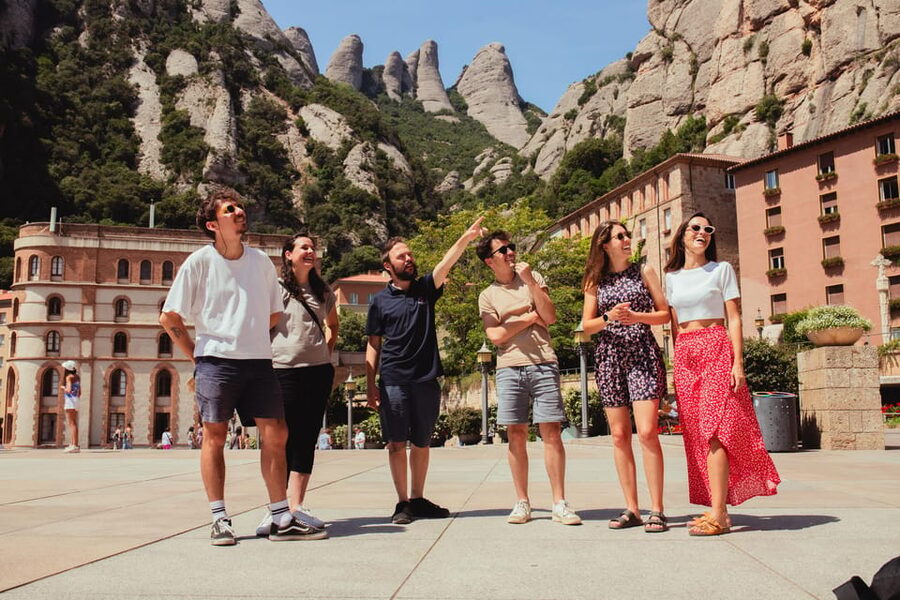 Barcelona: Montserrat with Winery, Lunch, and Train Options - Montserrat vs Barcelona: why this day trip works
