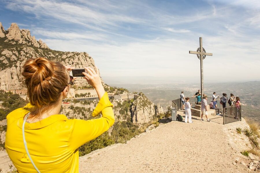 Barcelona: Montserrat with Winery Visit and Farmhouse Lunch - Lunch in the vineyards: the meal that sets the tone