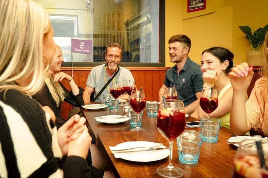 Barcelona: Old City Hidden Gems, Tapas, & Drinks Guided Tour - Why This 150-Minute Barcelona Night Works