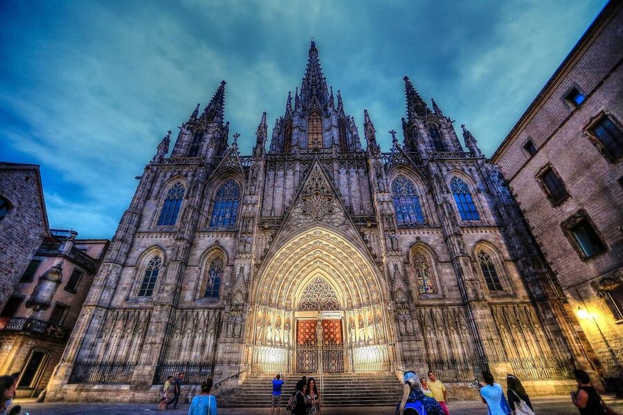 Barcelona: Old Town and Gothic Quarter Walking Tour - Barcelona Cathedral and Santa Maria del Mar: two Catalan Gothic styles