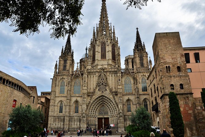 Barcelona Old Town & Gothic Quarter Small Group Tour - Mercat de la Boqueria: Colors, Local Routine, and Fast Food Culture