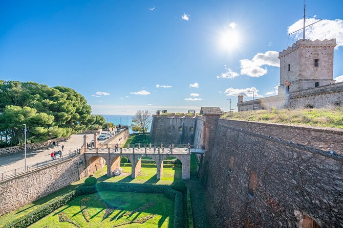 Barcelona: Old Town, Montjuic Castle, Cable Car Small Group Tour - Rolling back down to Poble-sec for tapas