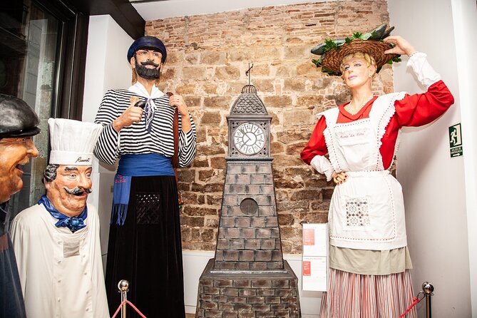 Barcelona Old Town Tour With Optional Flamenco Show - Placa Sant Miquel and the Story Behind Human Pyramids