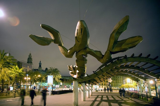 Barcelona Old Town walking tour with official guide - Plaça Reial, a practical lunch or refreshment checkpoint