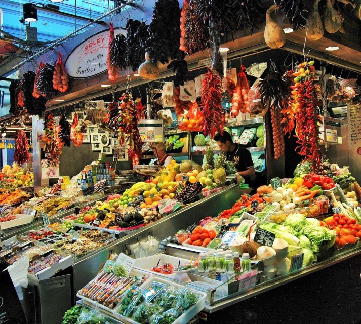 Barcelona: Paella Cooking Workshop and Market Tour - Where you cook: Plaça Reial and the no-elevator reality