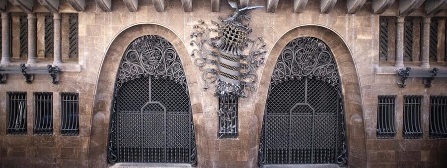Barcelona: Palau Güell by Gaudí Entrance Ticket - Audio guide in 13 languages, plus the photo button trick