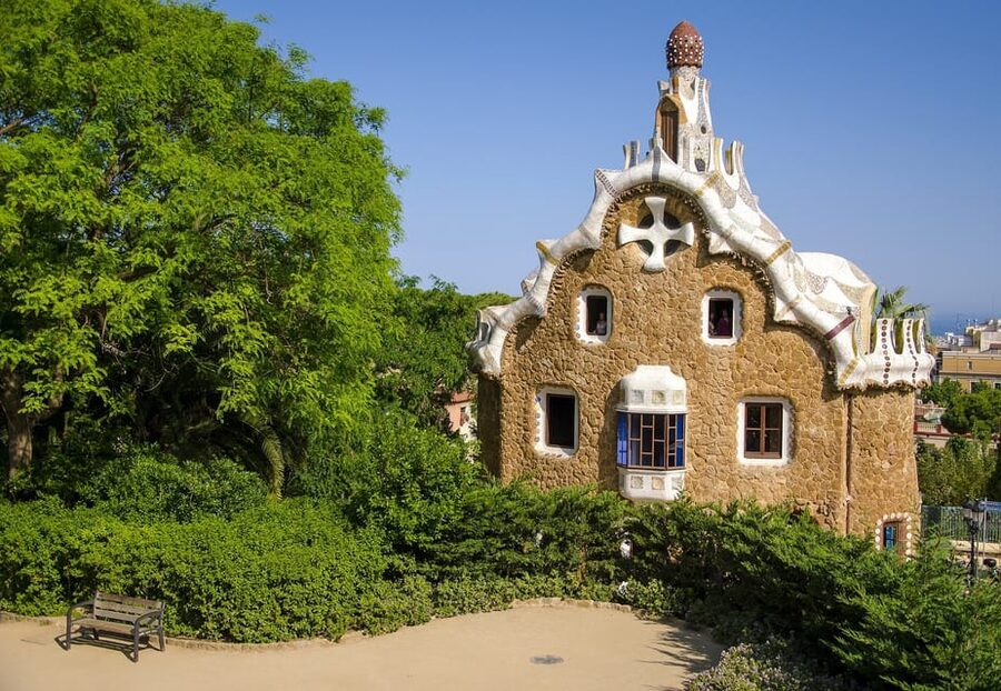 Barcelona: Park Güell Guided Tour - Main square viewpoint and the Barcelona skyline: when it clicks