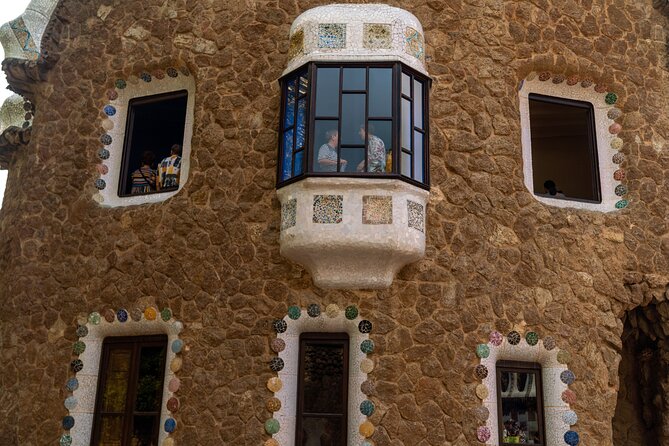 Barcelona: Park Güell Guided Tour & Tickets with Fast-Track Entry - Languages, guides, and the human factor that makes it better