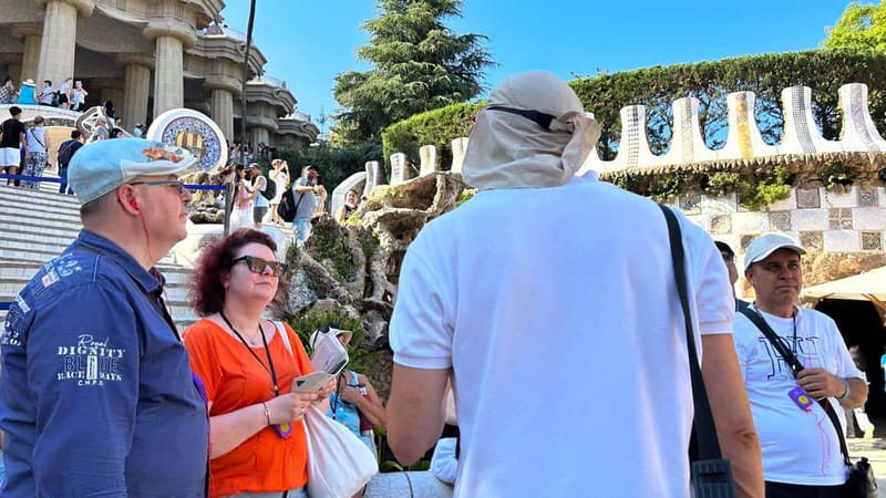 Barcelona: Park Güell Small Group Tour + Skip the Line - Getting there and finding the group at El Jardí de Can Toda