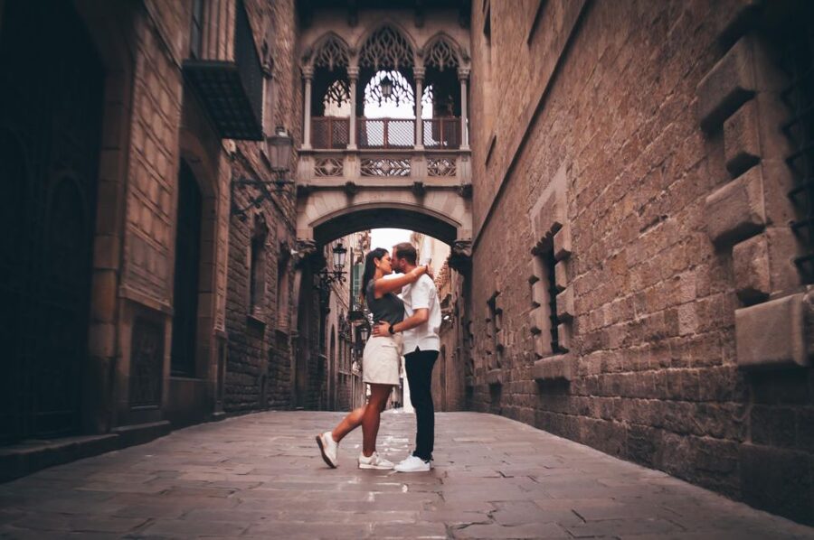 Barcelona: Photo Shoot Tour in El Gothico - The Real Upgrade: Edited Photos in a Secure Online Gallery
