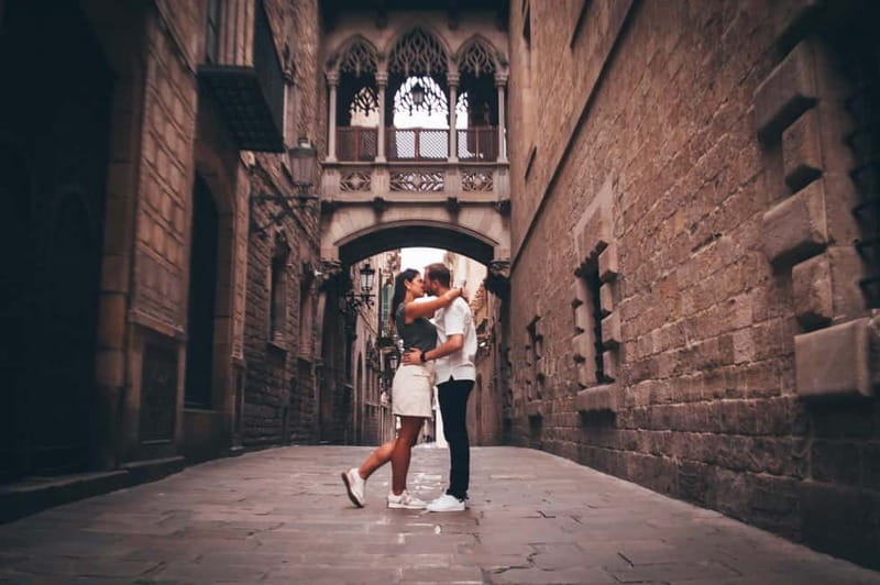Barcelona: Photo Shoot Tour in El Gothico - Should You Book This El Gòtic Photo Shoot?