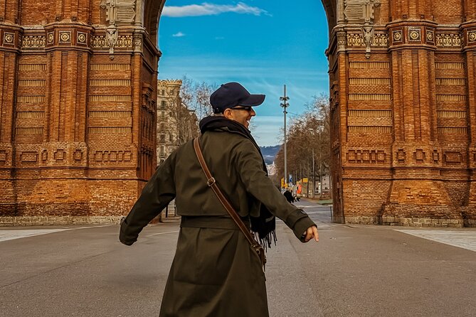 Barcelona Photo Walking Tour Instagrammable Portraits - Gothic Quarter finish: moody streets and narrow lanes