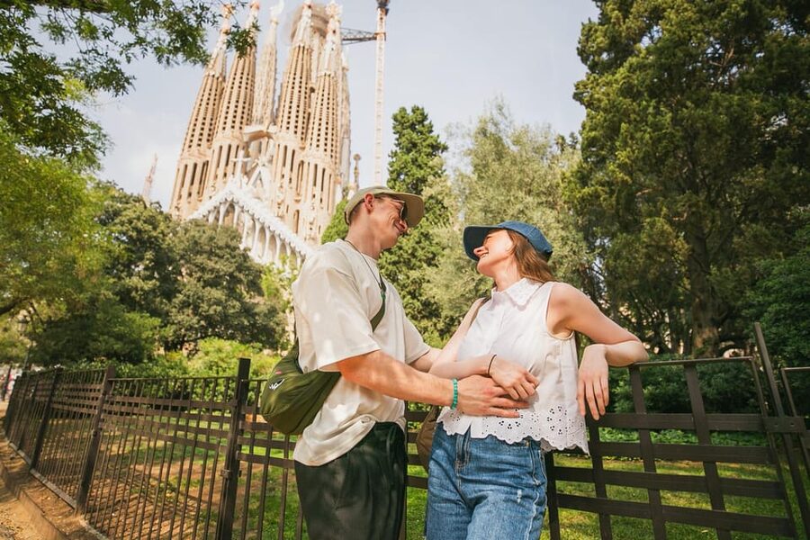 Barcelona: Photographic Madness at the Sagrada Familia - Meet-Up at the Souvenir Shop, and Why That Detail Matters