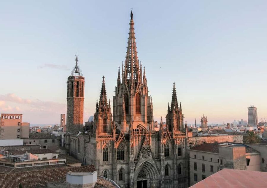 Barcelona: Private Cathedral Tour with Rooftop Access - What happens inside Barcelona Cathedral in 75 to 90 minutes