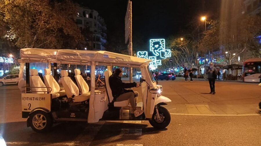 Barcelona: Private Christmas Lights Tour by Eco Tuk Tuk - Should You Book This Eco Tuk Tuk Christmas Lights Tour?