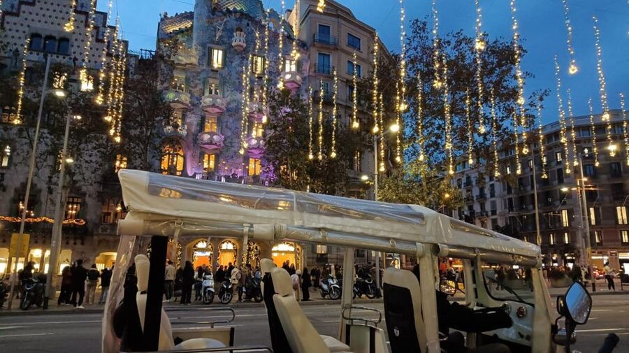 Barcelona: Private Christmas Lights Tour by Eco Tuk Tuk - A 1-Hour Christmas Lights Ride That Feels Like Local Barcelona