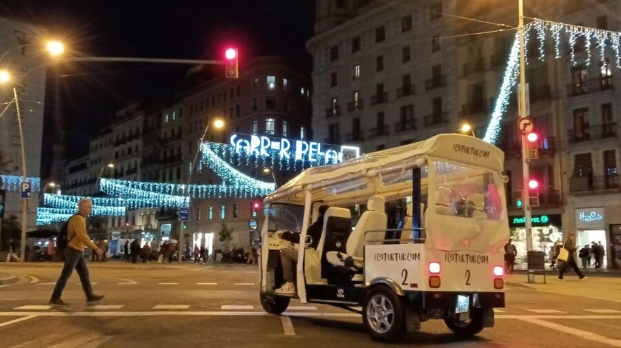 Barcelona: Private Christmas Lights Tour by Eco Tuk Tuk - The Route: Passeig de Sant Joan to Plaça d’Urquinaona